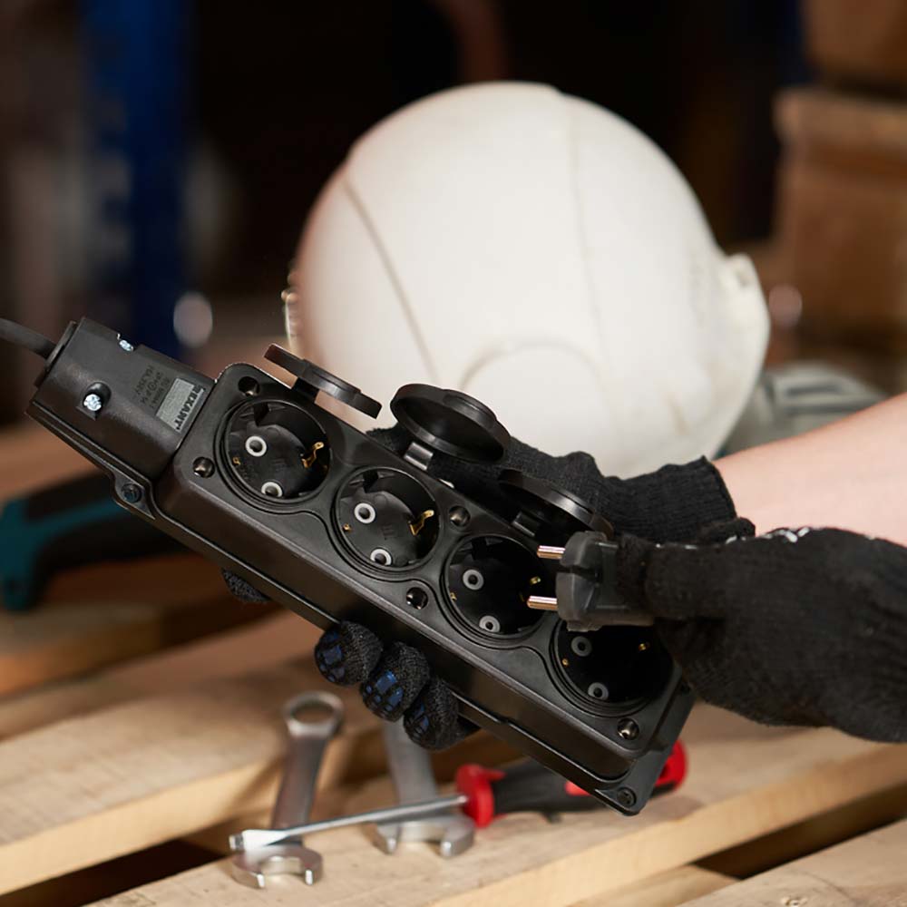 Розетка каучуковая 4 гнезда с крышкой (колодка) черная, с/з, 16А, IP54, REXANT 111-114 1