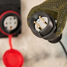 Вилка переносная влагозащищенная 3Р+РЕ, 32 А, IP44 каучук, черная REXANT 111-006 1